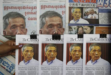 Titulky kambodskch novin oznamujc Duchovo odsouzen